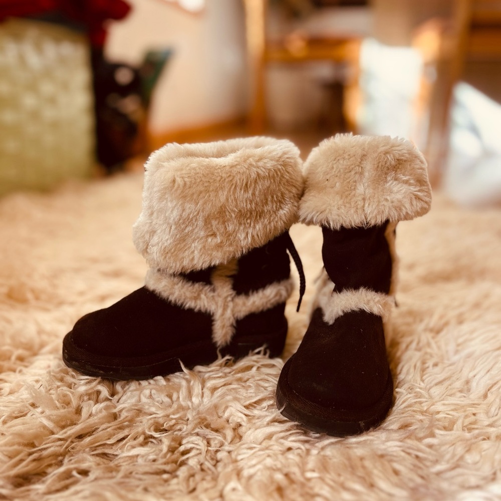 Toddler Cozy Black and Cream Fur-Lined Boots